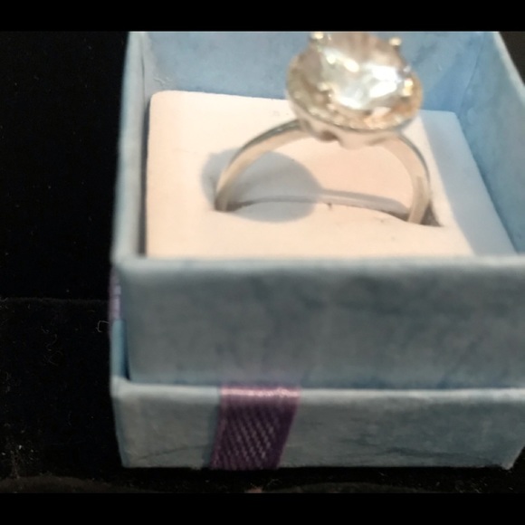 Gorgeous new silver ring size 9 simply Elegance at its best brilliant zirconium! - Picture 3 of 3
